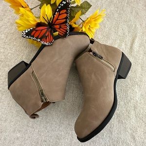 NWOT Brand New Camel color cute ankle boots Never Worn! 🌻
